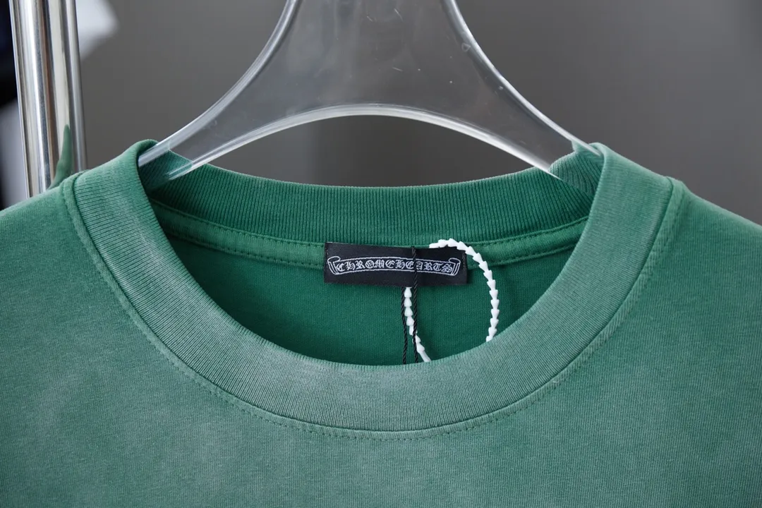 🅿️220 Chrome Hearte 25SS early spring new style Chrome heart pattern hot diamond short sleeves light luxury essential item for daily commuting for men and women Correct version Welcome to compare Detailed features · 280g 100% pure cotton double yarn jersey fabric · Special thickened 32 pieces of double-strand 1X1 thread in the same vat · Imported Australian matte pearl diamond ➕ direct-injection printing pattern. Ready-made garments are dyed Then do the faded fried snowflake process, then wash it to make it look old. Common washing improves the effect · Double-needle stitching and cross-stitch process · Original main mark, washed tag, brand moisture-proof paper packaging Color: black/white/blue/green Size: S/M/L/XL